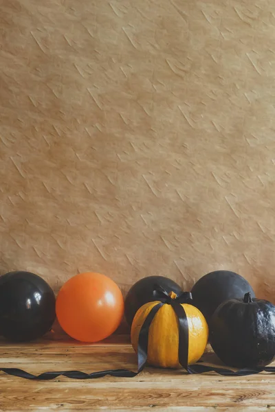 Halloween abóbora e balões de ar na mesa — Fotografia de Stock