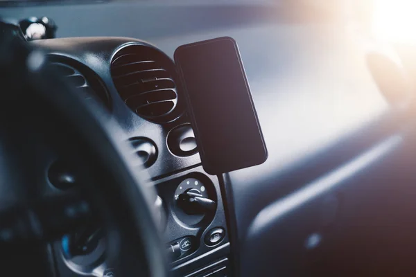 Manyetik araç montaj monte edilmiş bir cep telefonu