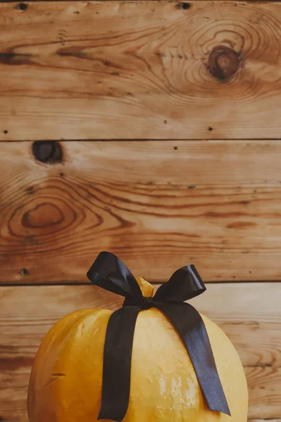 Abóbora laranja com fita preta — Fotografia de Stock