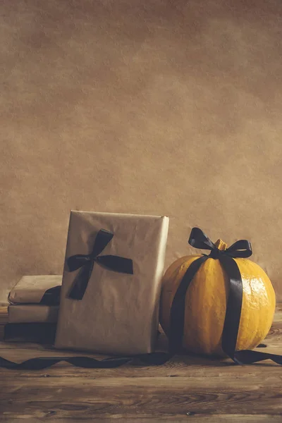 Celebrating Halloween. Orange and black pumpkins with decorated gift boxes — Free Stock Photo