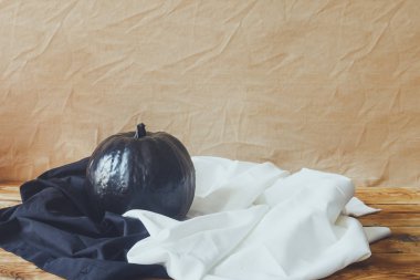 Siyah beyaz tekstil arka plan üzerinde Büyük siyah Halloween kabak
