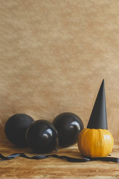 Halloween zucca e palloncini d'aria sul tavolo — Foto Stock