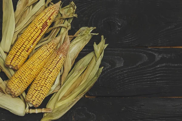 Mısır üzerinde COB siyah ahşap