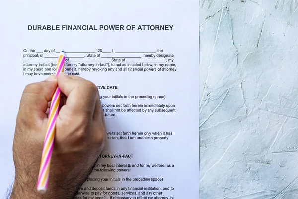Rellenar un formulario de poder notarial financiero duradero o un documento de POA —  Fotos de Stock