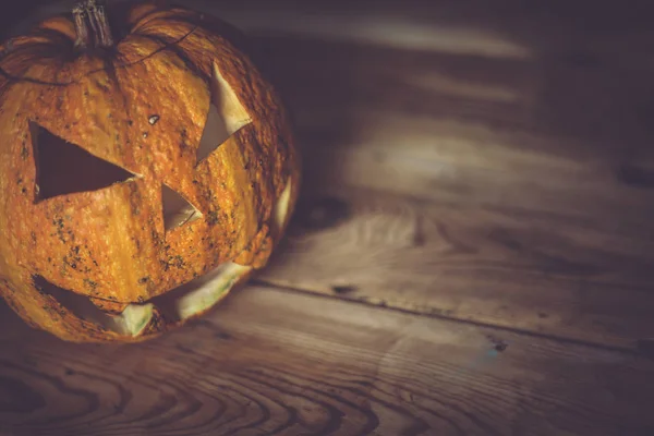 Halloween-Kürbis auf Holz — kostenloses Stockfoto