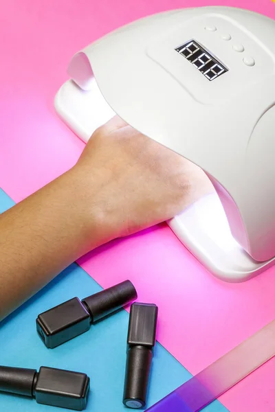 Manikür prosedürü. Kadın oje. Shellac parmak tırnakları