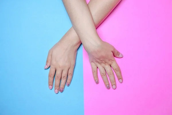 Жіночі руки після процедури манікюру. Поняття лак для нігтів або шелак — стокове фото
