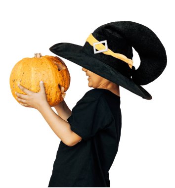 Halloween kostüm tutmak Jack o fener kabak beyaz üzerinde izole mutlu çocuk