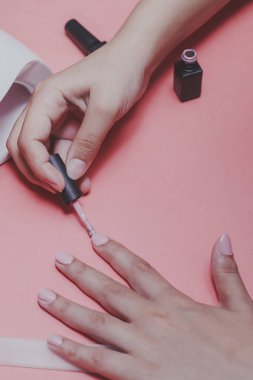 Manikür prosedürü. Kadın oje. Shellac parmak tırnakları