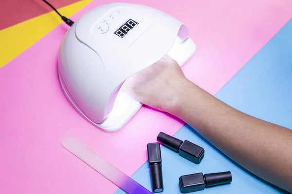 Manikür prosedürü. Kadın oje. Shellac parmak tırnakları