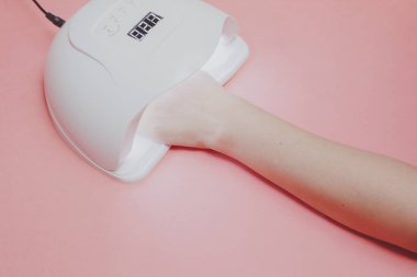 Manikür prosedürü. Kadın oje. Shellac parmak tırnakları