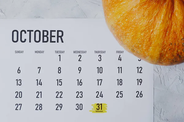Oktober kalender. Halloween gemarkeerd en pompoen van bovenaf — Stockfoto