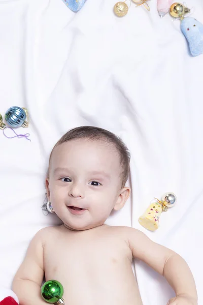 Noel topları ve oyuncaklar ile oynayan bebek çocuk — Stok fotoğraf
