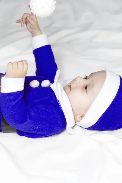 小圣诞老人6-9个月大的男婴在圣诞老人服装。圣诞快乐 — 图库照片