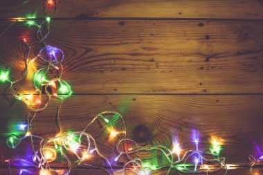 Noel dekoratif ışıkları. Ahşap üzerinde Noel çelenk ışıkları. Rustik kahverengi kalas renkli Xmas ampuller