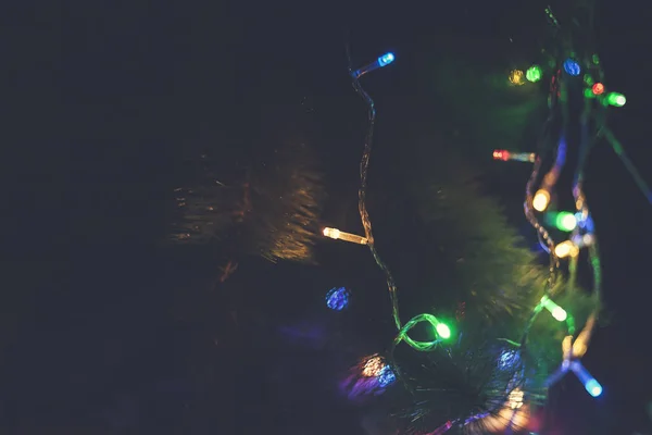 圣诞树的特写视图，装饰有花环灯 — 图库照片