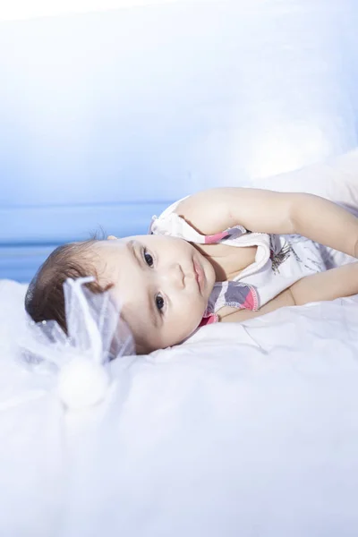 귀여운 중동 아기 소녀의 클로즈업 보기 — 스톡 사진