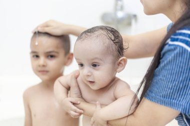 Banyoda su eğlencesi olan iki kardeş