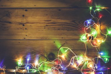 Noel dekoratif ışıkları. Ahşap üzerinde Noel çelenk ışıkları. Rustik kahverengi kalas renkli Xmas ampuller