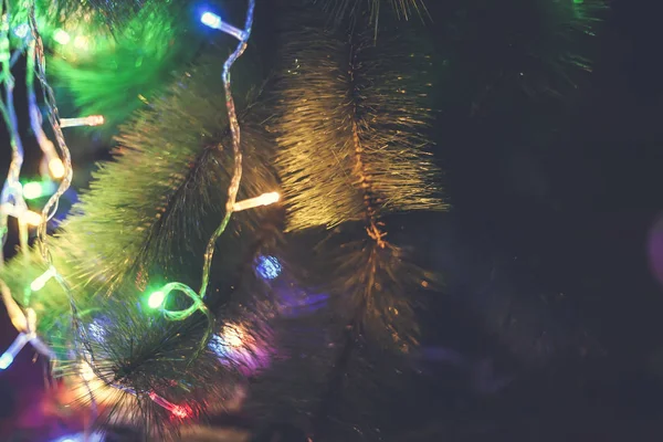 Κοντινή όψη του χριστουγεννιάτικου δέντρου διακοσμημένο με φώτα Γκάρλαντ — Φωτογραφία Αρχείου