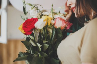 Elinde bir buket çiçek olan güzel orta doğulu bir kız. Çiçekli genç çekici kadın. Çiçek bukettutan büyüleyici, güzel kız Portresi