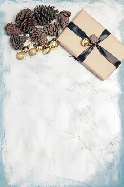 Decoraţiuni de Crăciun. Conuri de pin, cutie cadou decorată cu jucării de pom de Crăciun și conuri de pin . — Fotografie, imagine de stoc