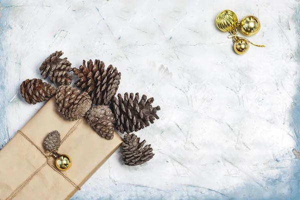 Christmas decorations. Pine cones, Gift box decorated with Christmas tree toys and Pine cones. — Stock Photo, Image