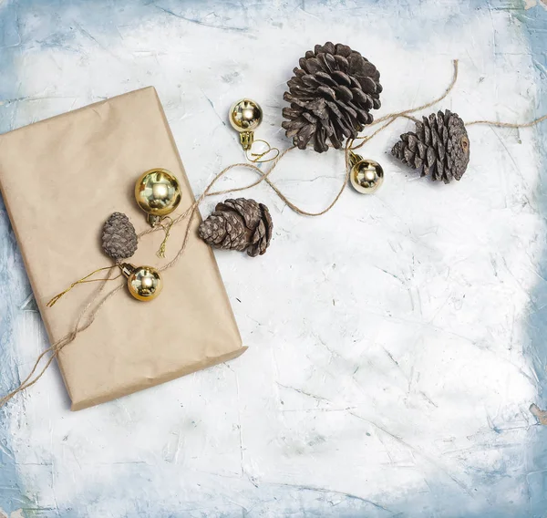 Christmas decorations. Pine cones, Gift box decorated with Christmas tree toys and Pine cones. — Stock Photo, Image