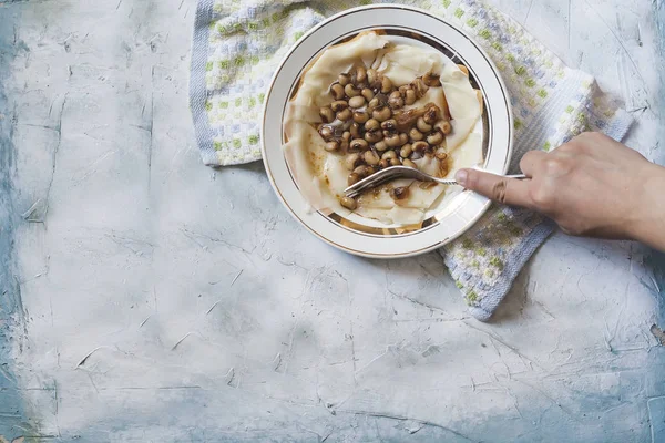 Junge Veganerin isst gekochte Eiernudeln und Bohnen — Stockfoto