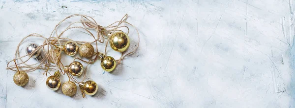 Bola dekorasi Natal emas — Stok Foto