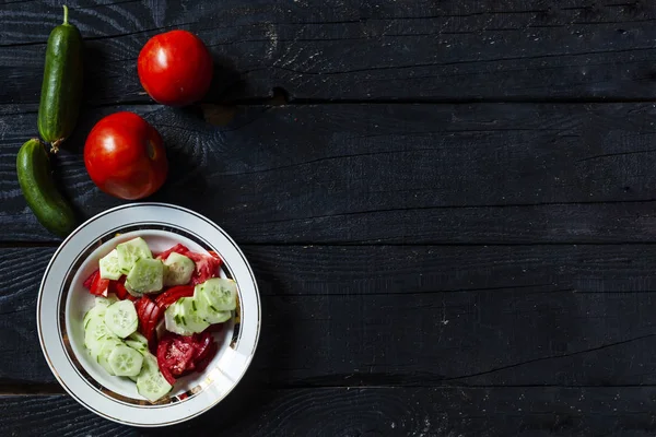 Salada de pepino e tomate saudável e fresca — Fotografia de Stock