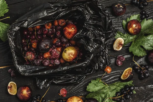 Fructe proaspete culese de toamnă. Struguri negri și smochine pe masă întunecată din lemn — Fotografie, imagine de stoc