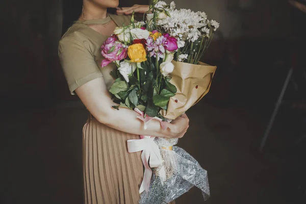 Schöne Mädchen aus dem Nahen Osten mit einem Blumenstrauß in den Händen. junges attraktives Weibchen mit Blumen. Porträt eines charmanten, hübschen Mädchens mit Blumenstrauß — Stockfoto