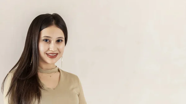 Retrato de una hermosa chica de Oriente Medio. Joven hembra atractiva mirando a la cámara y sonriendo . — Foto de Stock