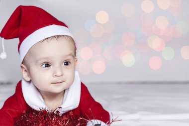 Küçük Noel Baba. Noel Baba kostümü 6-9 aylık erkek bebek. Mutlu noeller