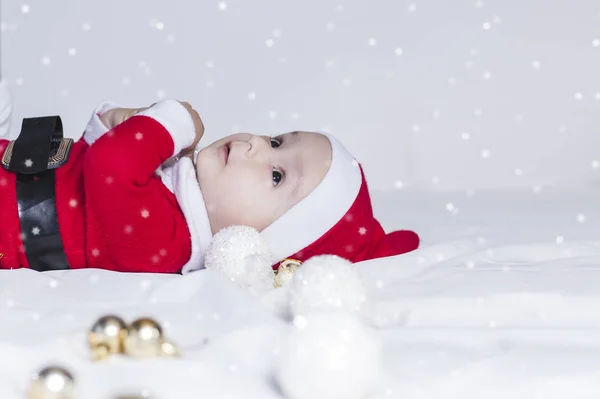 Mały Mikołaj. 6-9 miesięcy stary chłopiec w stroju Świętego Mikołaja. Wesołych Świąt Bożego Narodzenia — Zdjęcie stockowe