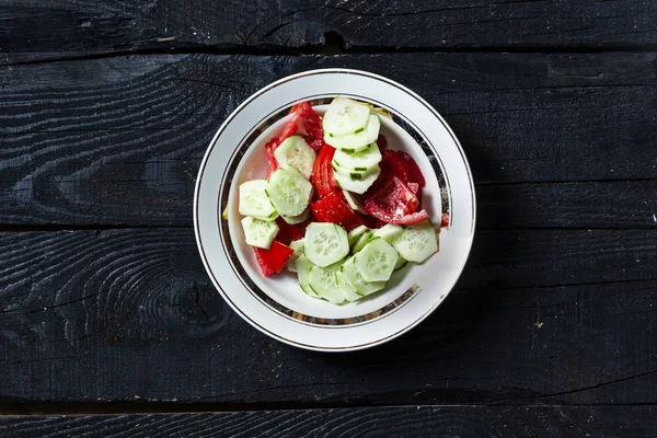 Taze sağlıklı salatalık ve domates salatası — Stok fotoğraf