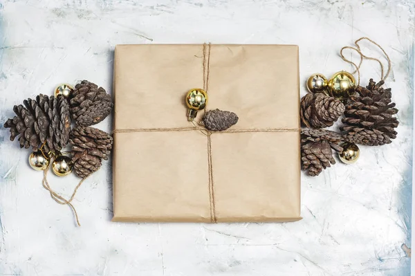 Decoraciones navideñas. Conos de pino, caja de regalo decorada con juguetes de árbol de Navidad y conos de pino . — Foto de Stock
