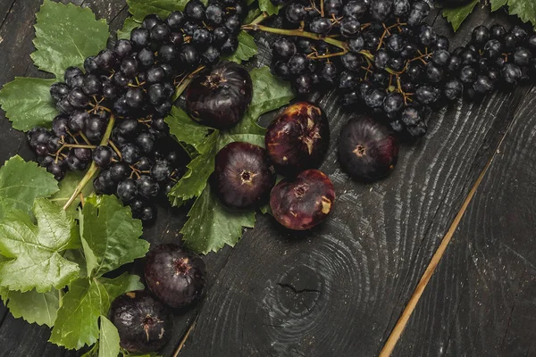 Frissen szedett őszi gyümölcsök. Fekete szőlő és füge sötét táblázathoz — Stock Fotó