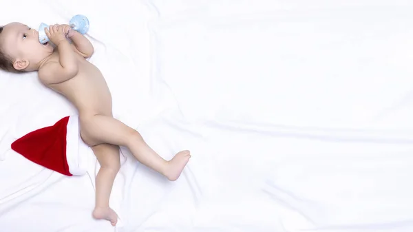 산타 클로스 모자9 개월 아기 소년. 크리스마스 아침입니다. 작은 아이 재생. — 스톡 사진