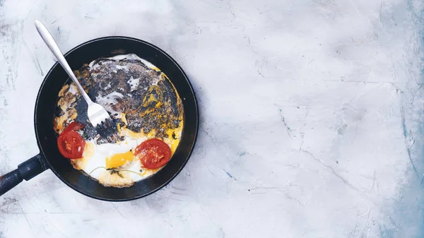 Сковородка для яиц. Завтрак с яичницей и овощами — стоковое фото