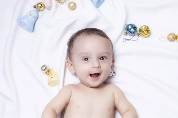 Bambino ragazzo giocare con palle di Natale e giocattoli — Foto Stock