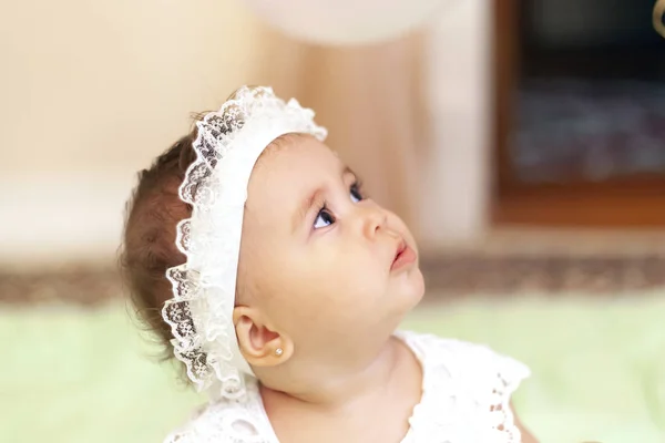 Mała księżniczka w białej sukni — Zdjęcie stockowe