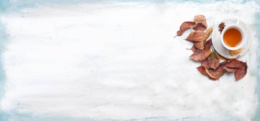 Sonbahar yaprakları ve kopya alanı ile sıcak çay bir fincan