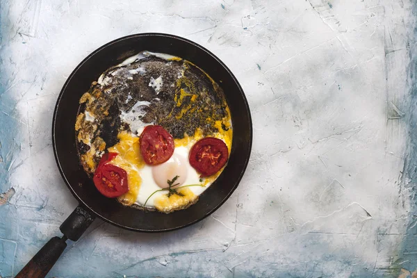 Huevos fritos. Desayuno con huevos fritos y verduras — Foto de stock gratuita