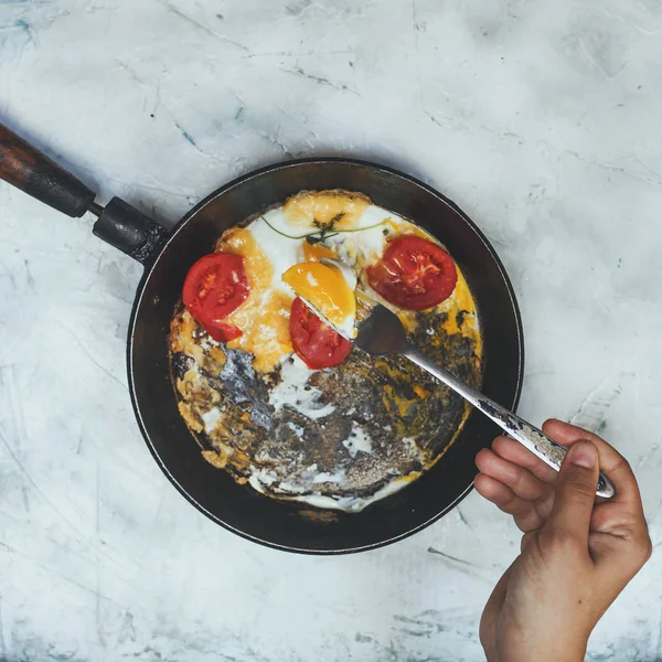 O tigaie de ou prăjită. Mic dejun cu ouă și legume prăjite — Fotografie, imagine de stoc