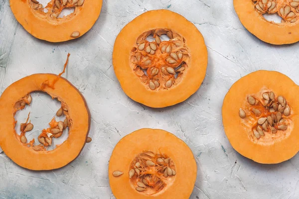 Disposición creativa de trozos de calabaza fresca en rodajas redondas — Foto de stock gratis