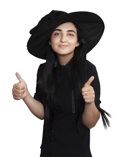 Portrait de jeune femme en costume de sorcière isolé sur fond blanc. Thème d'Halloween sur blanc — Photo