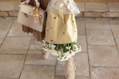 Elinde bir buket çiçek olan güzel orta doğulu bir kız. Çiçekli genç çekici kadın. Çiçek bukettutan büyüleyici, güzel kız Portresi