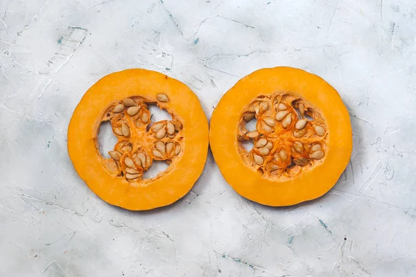 Dos trozos de calabaza fresca en rodajas redondas. El sinfín de cinta o rueda — Foto de stock gratis